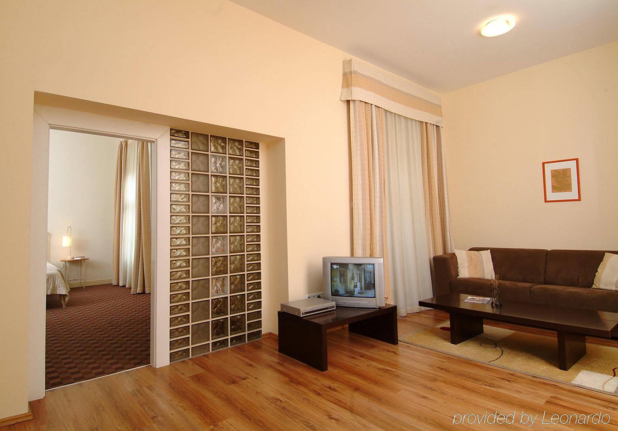 Mamaison Residence Izabella Будапеща Стая снимка